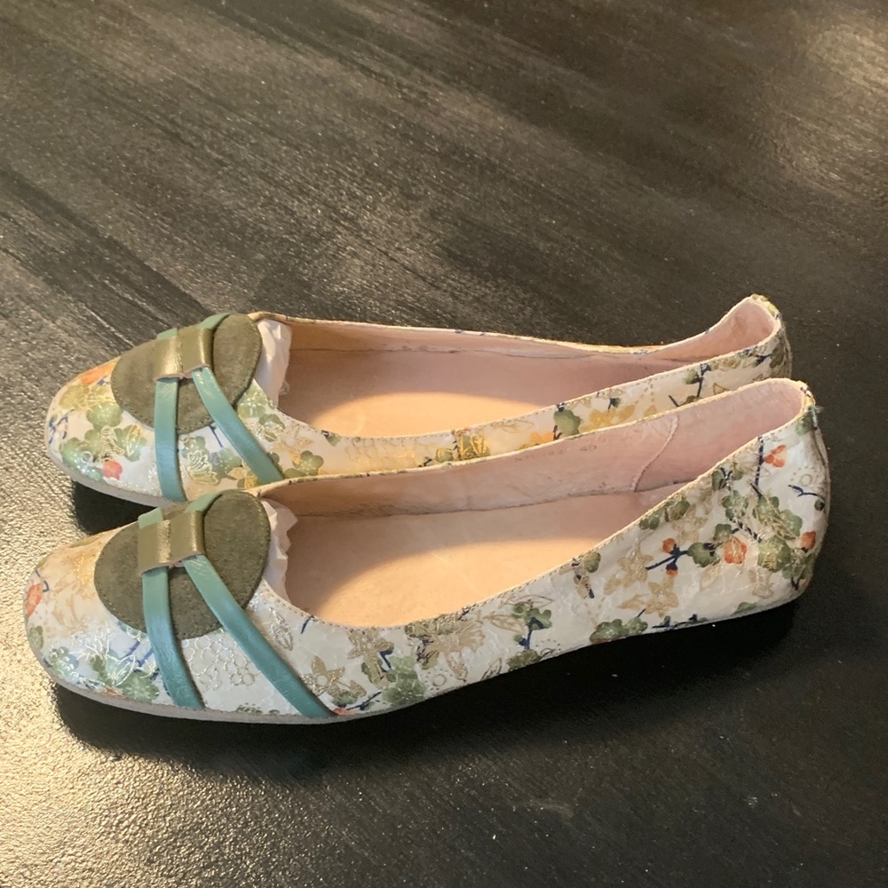 Bernie Mev- Floral Ballet Flats with Green Accents - Picture 4 of 8